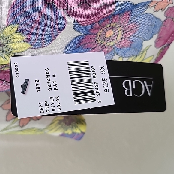 *NWT* AGB Floral Lightweight Top w/Lace Detailing, size 3X - Picture 6 of 8